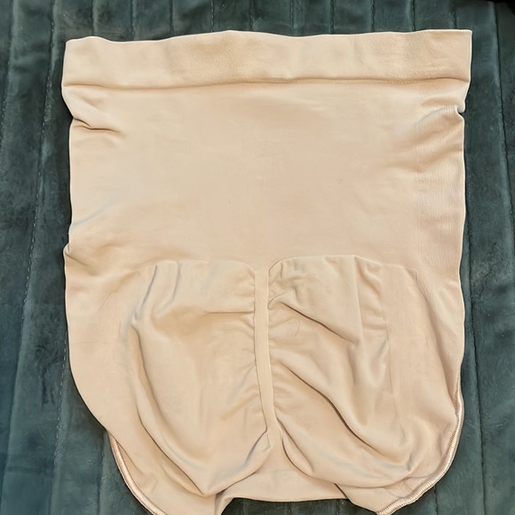 SKIMS SEAMLESS SCULPT MID WAIST BRIEF - Picture 3 of 8